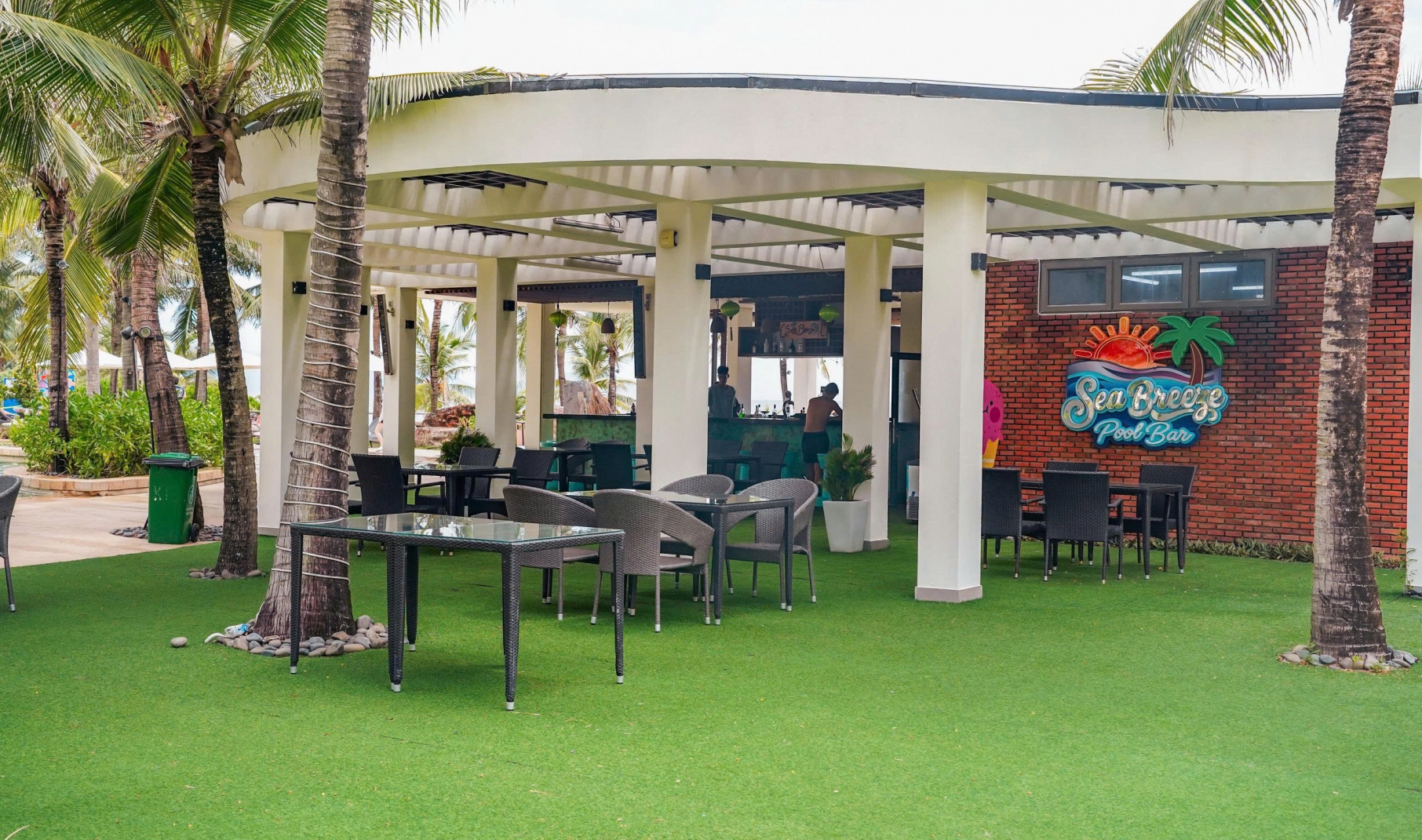 Sea Breeze Pool Bar